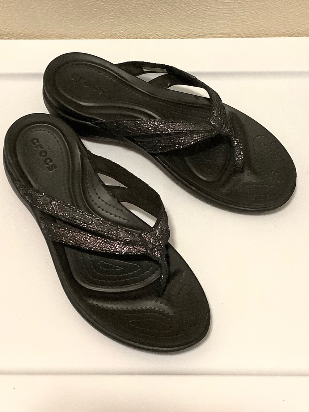 CROCS| Womens Capri Shimmer Flip Flop Thong Sandal Sz 10 Pink Snake Print Casual